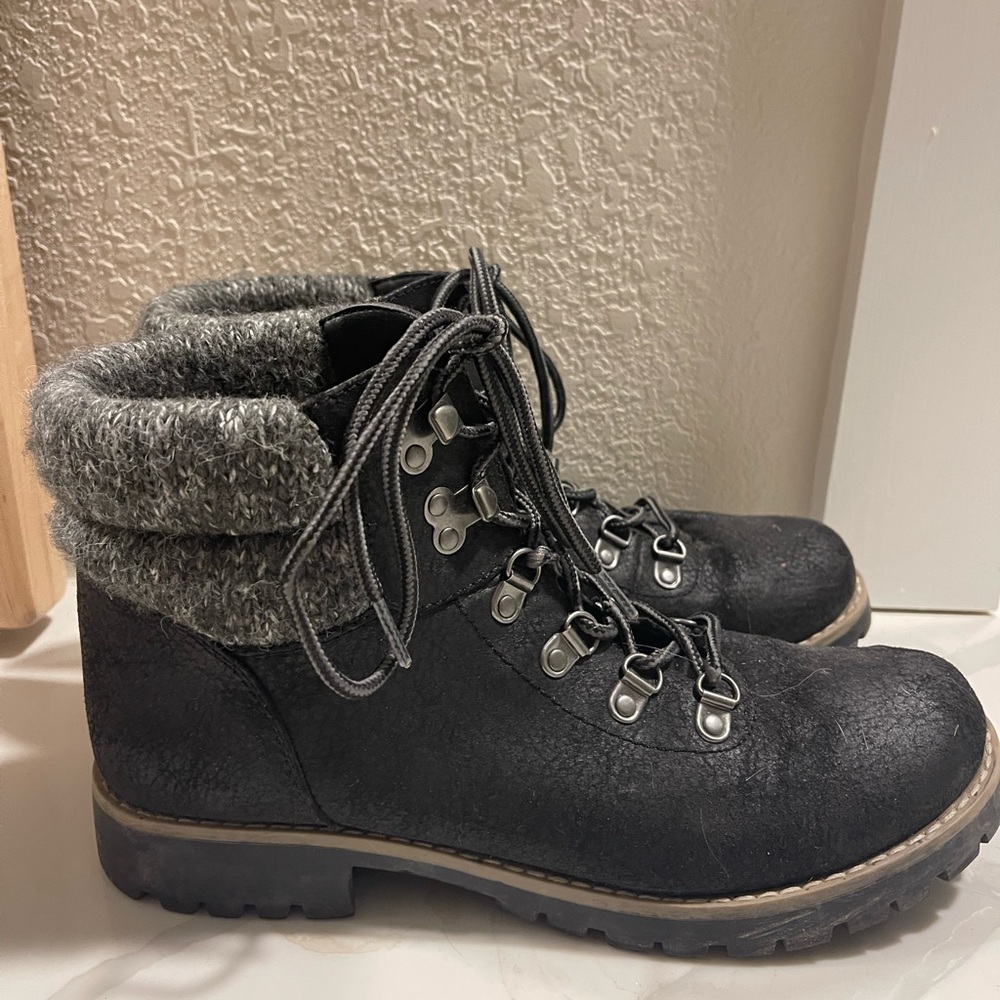 Cliff’s 8.5 black booties
